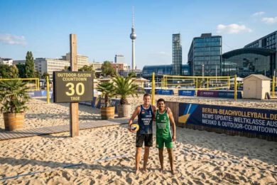 Beachvolleyball-Spieler*innen am Netz in Berlin – Symbol für Wintercup-Finals, Outdoor-Countdown und Pro-Tour-Streaming