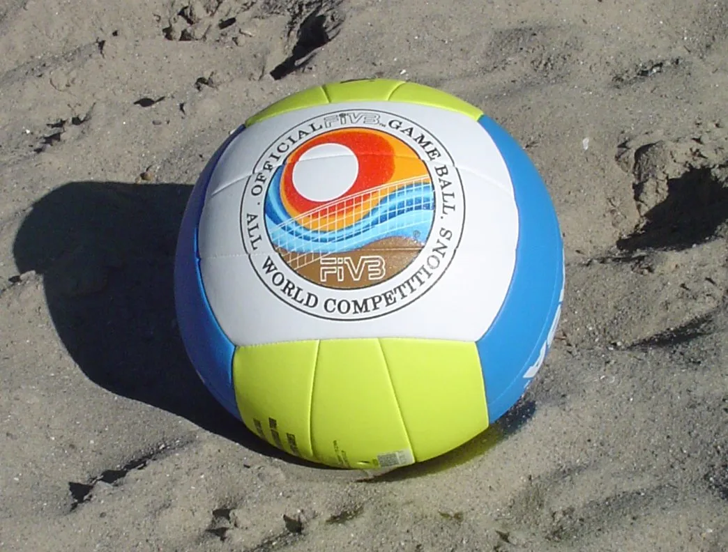 Beachvolleyball im Sand