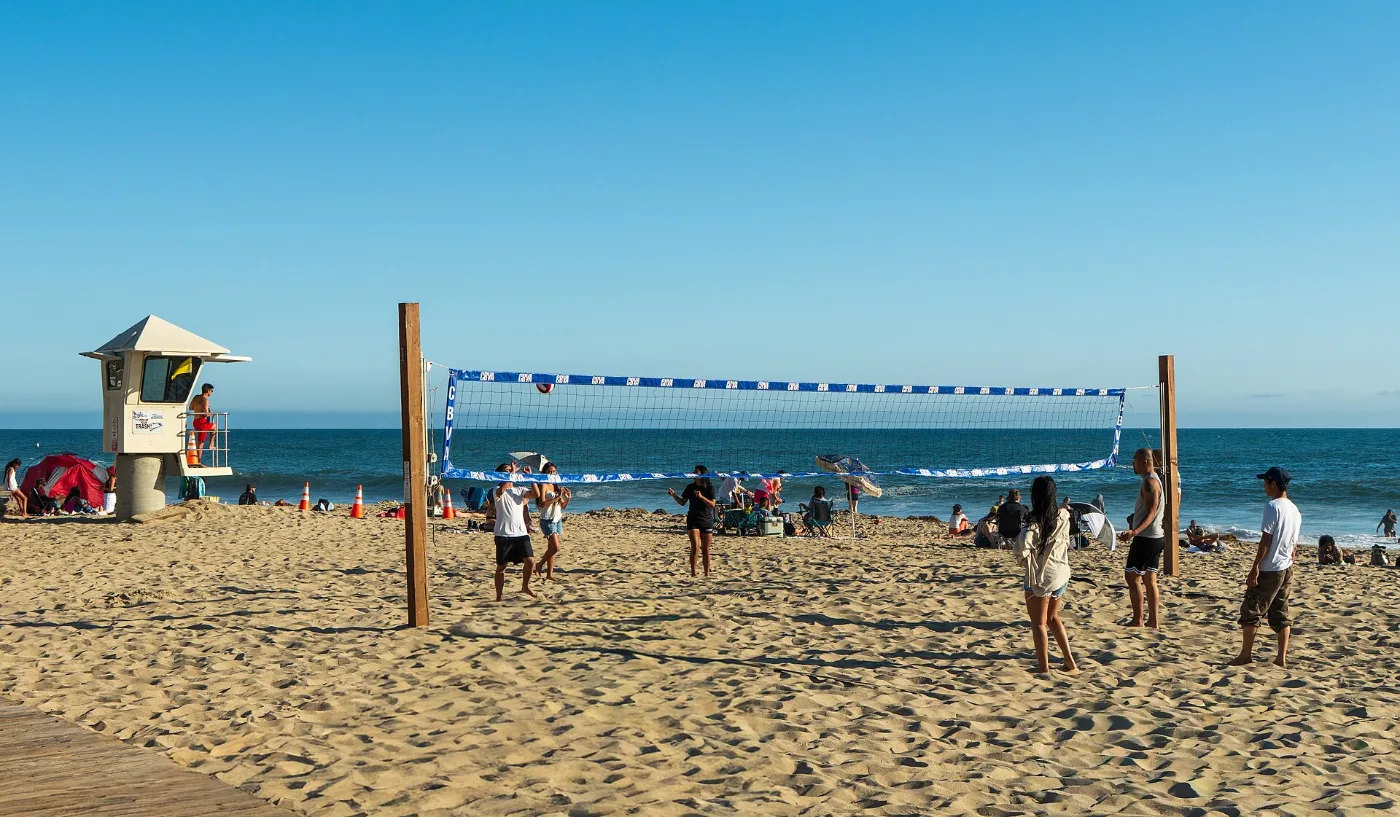 A player receiving in beach volleyball
