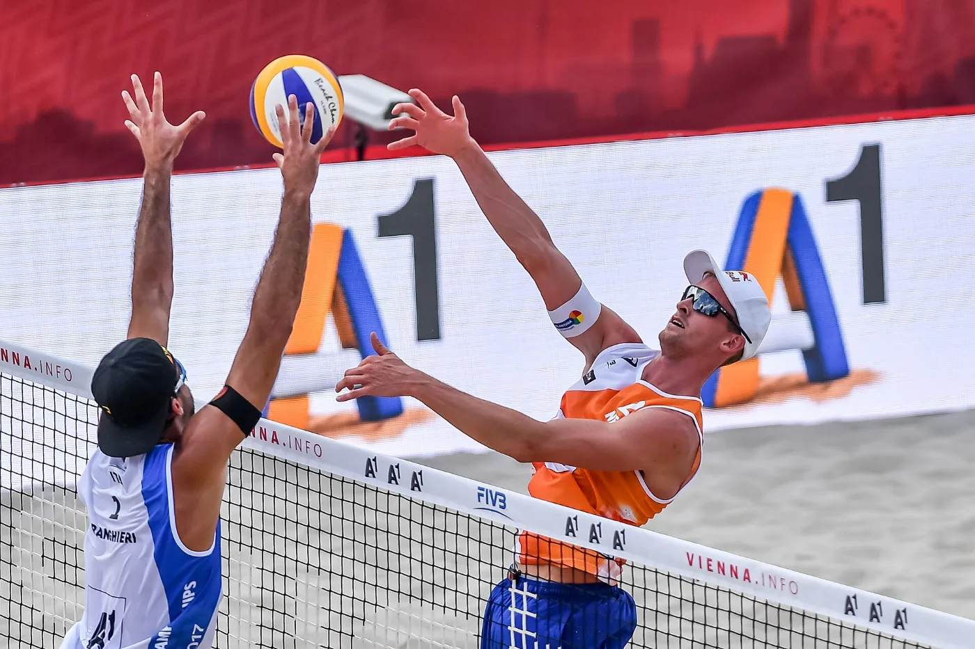 Blockspielerin am Netz im Beachvolleyball