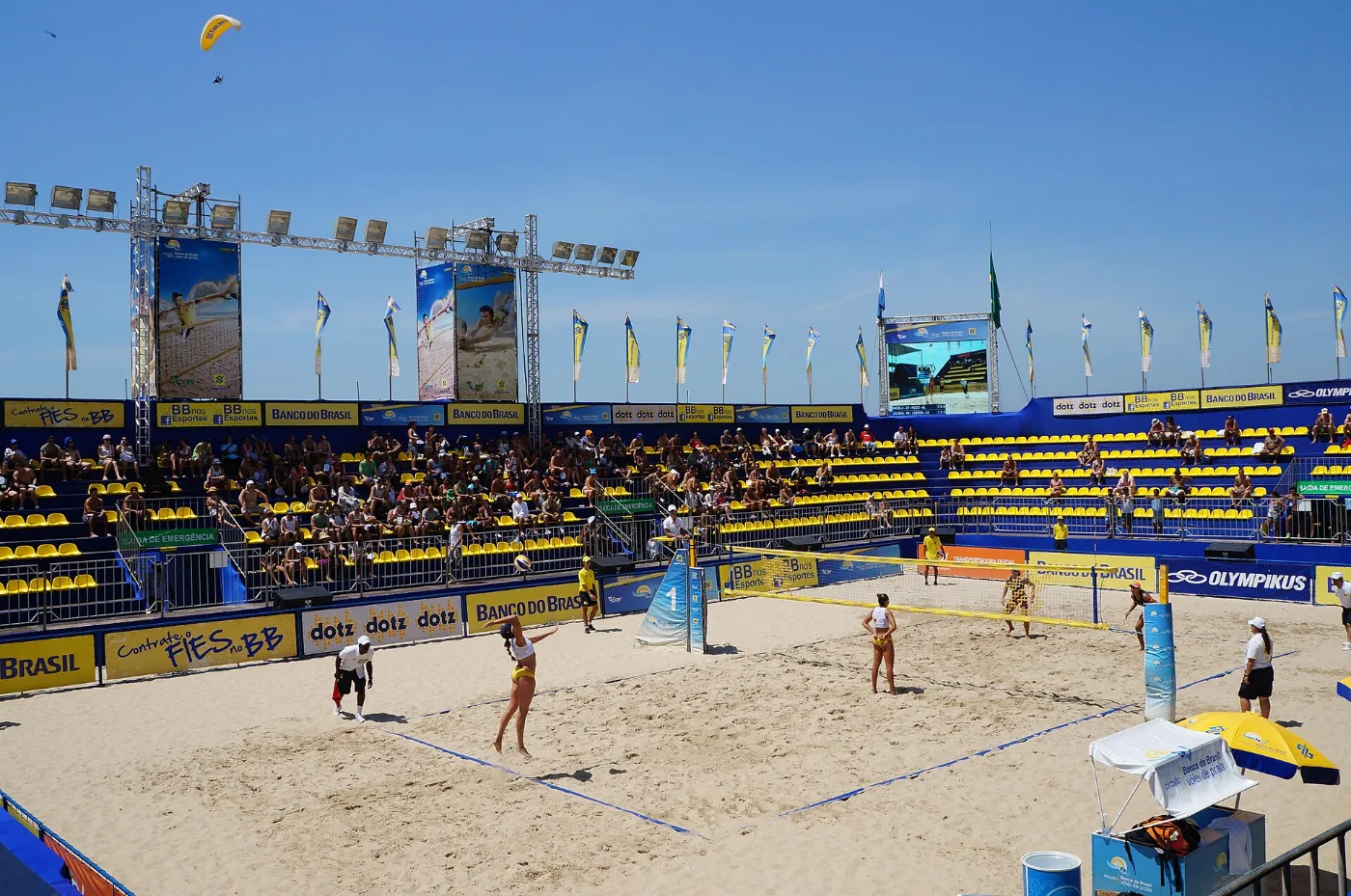 Beachvolleyball auf einem sonnigen Freiplatz