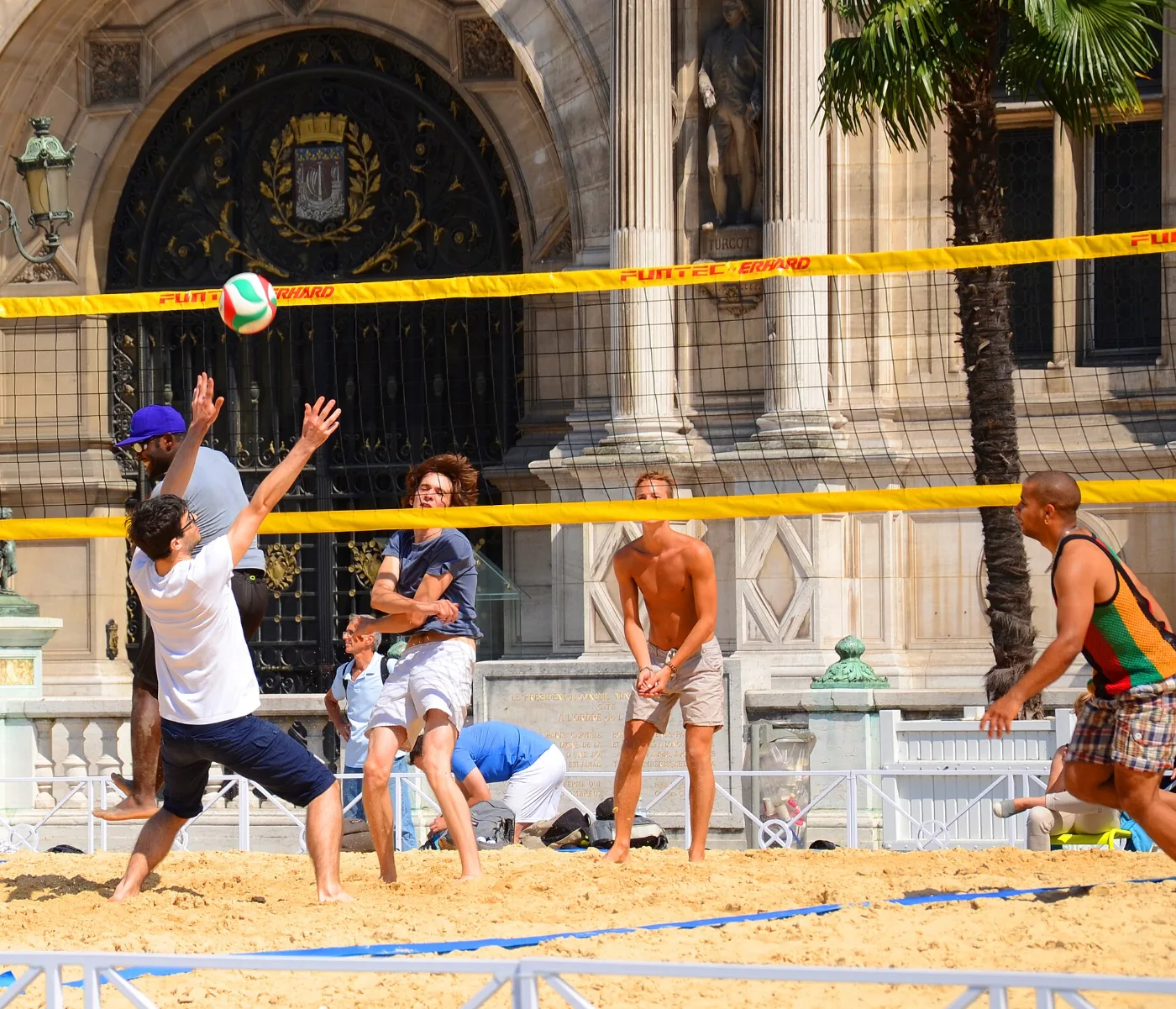 Sprung am Netz im Beachvolleyball