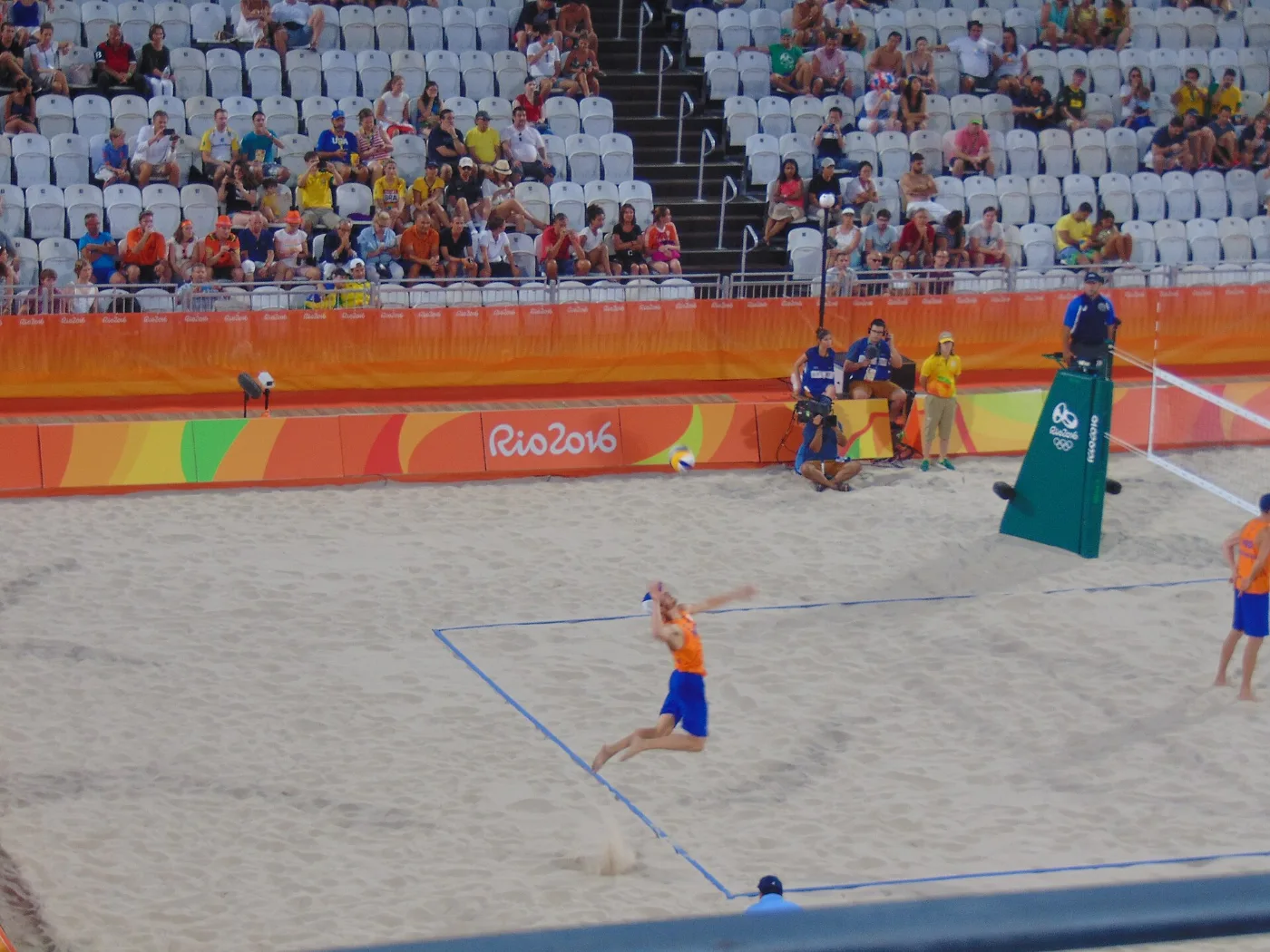 Sprungaufschlag im Beachvolleyball auf einem Freiplatz