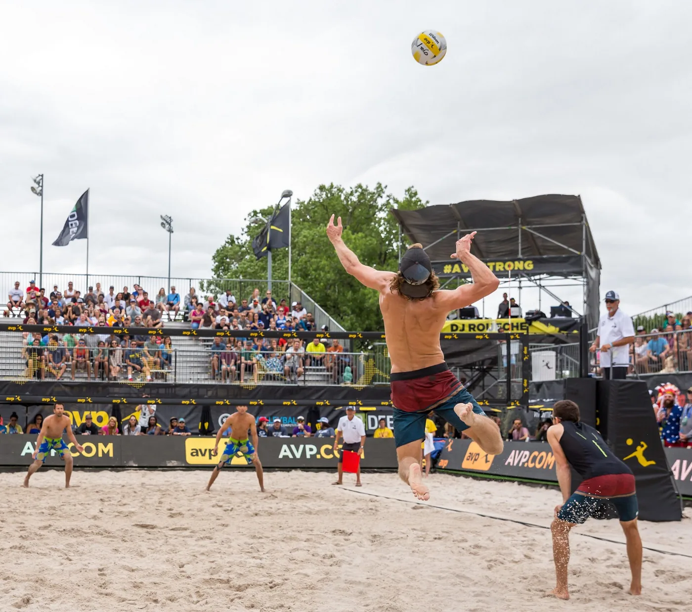 Beachvolleyballfeld im Freien während eines Spiels