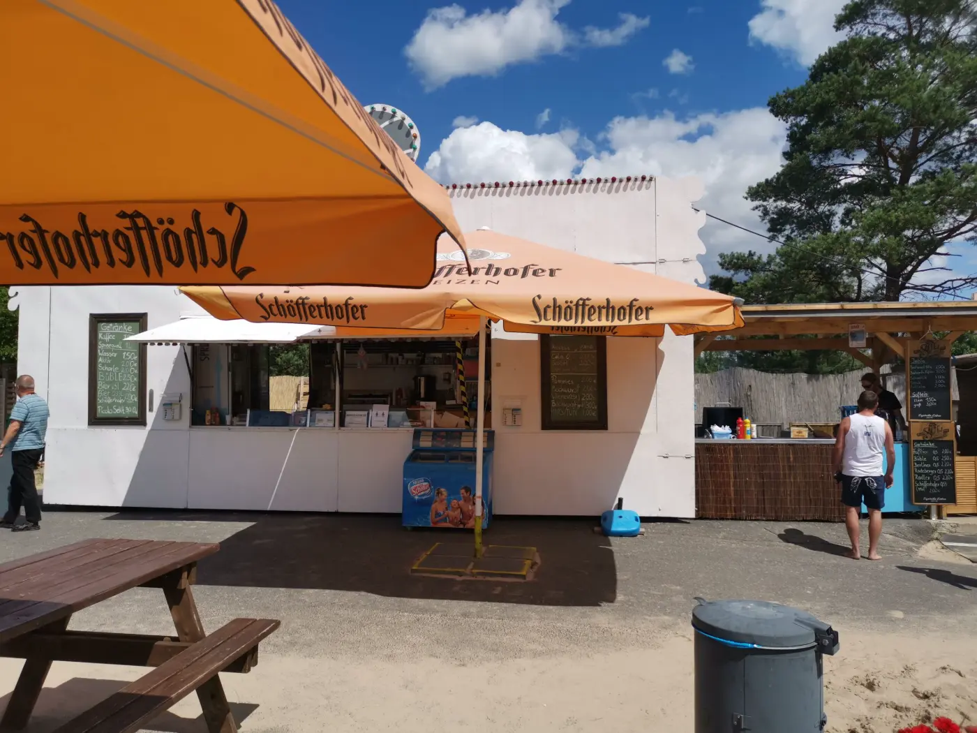 Bernsteinsee: Links Kiosk mit Snaks und Getränken; Rechts Grillbar