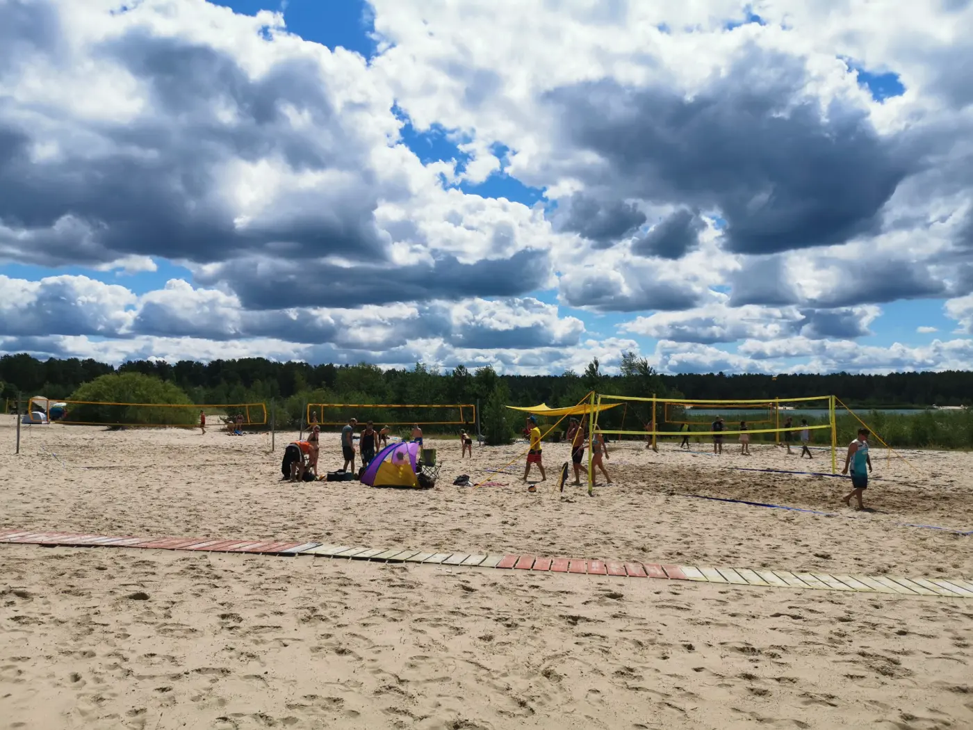 Bernsteinsee: Am Wochenende sind hier viele Beachvolleyballer zu finden