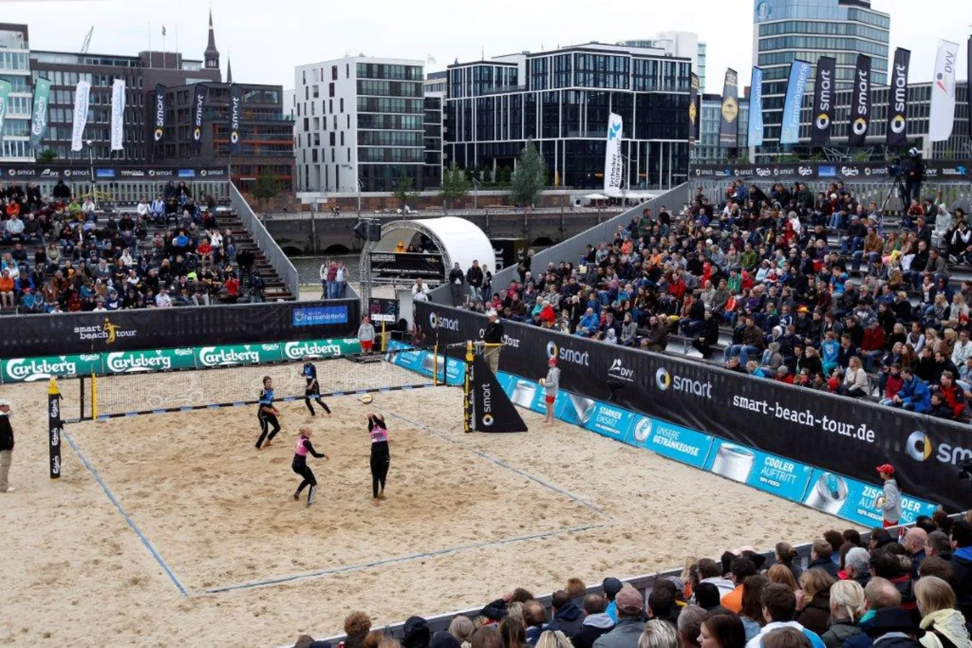 Ballwechsel bei einem Beachvolleyball-Turnier
