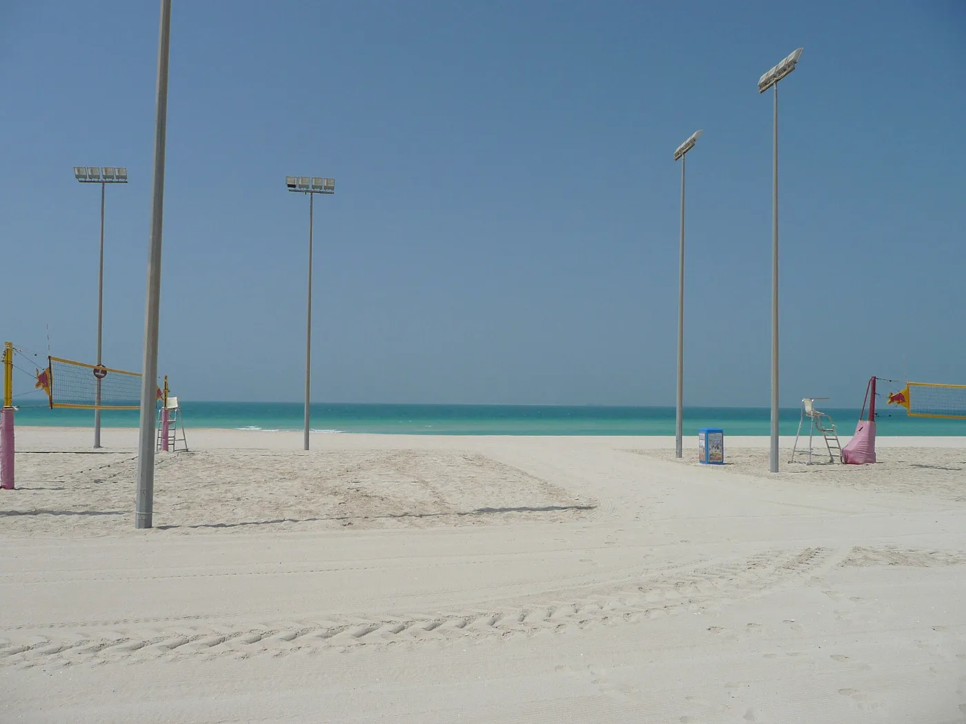 Площадки для пляжного волейбола на Jumeirah Beach в Дубае
