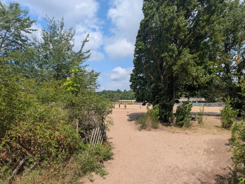 Beachvolleyball am Strandbad Müggelsee in Berlin – Sandstrand mit Netz