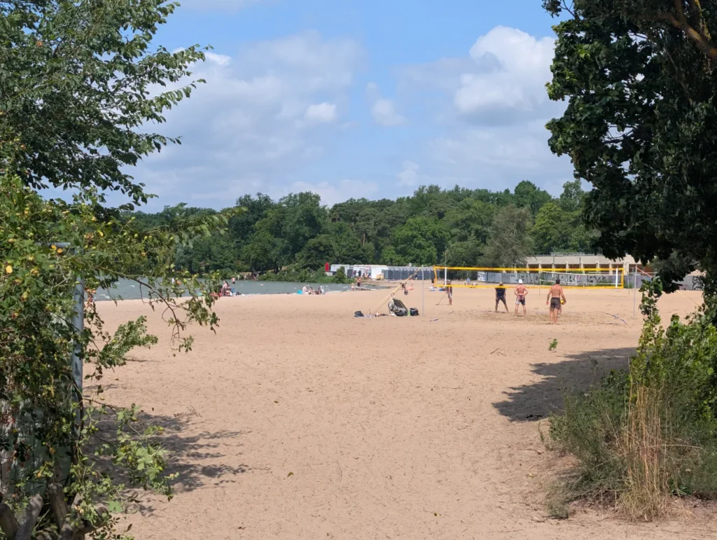 Beachvolleyball spielen am Müggelsee – Blick über den See