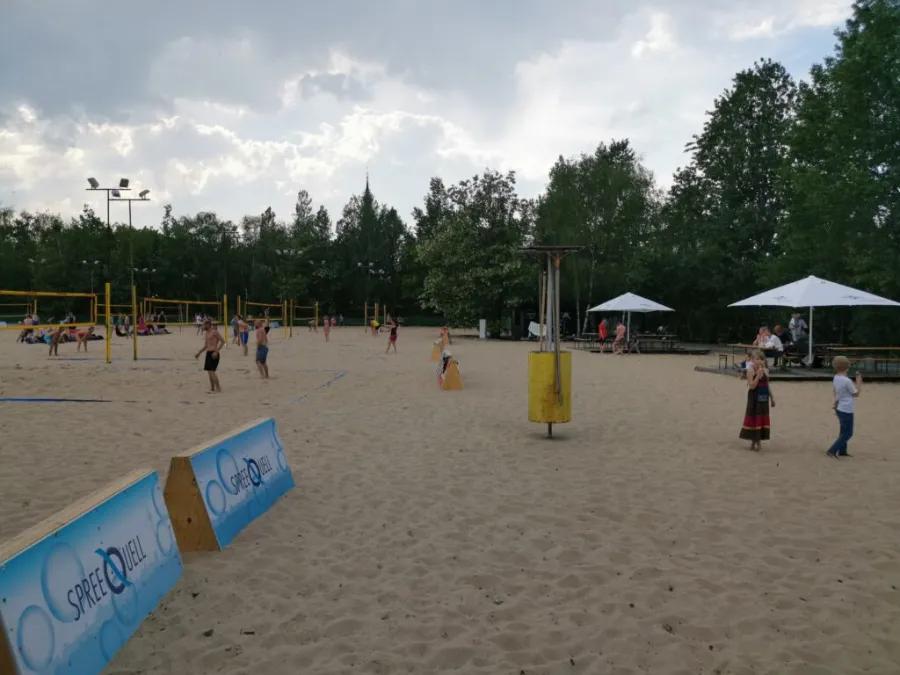 Spielbetrieb am Beach 61 mit Sonnenschirmen