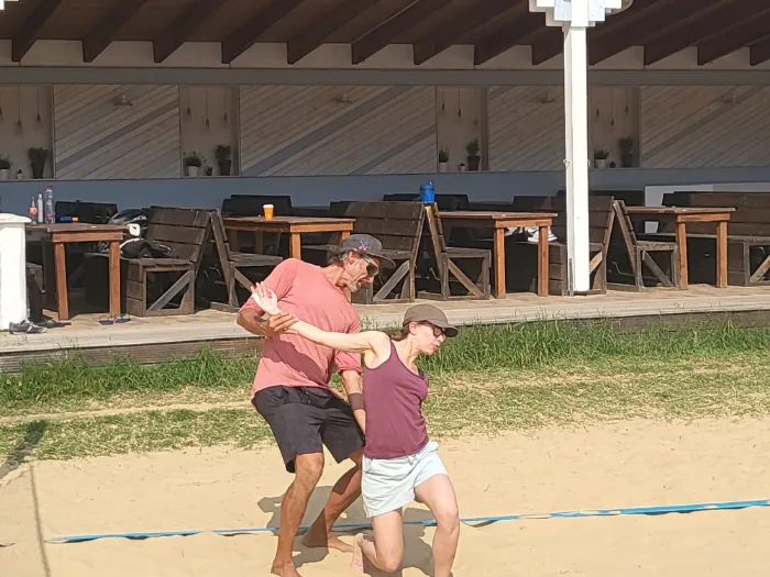 Trainer korrigiert die Armhaltung einer Spielerin