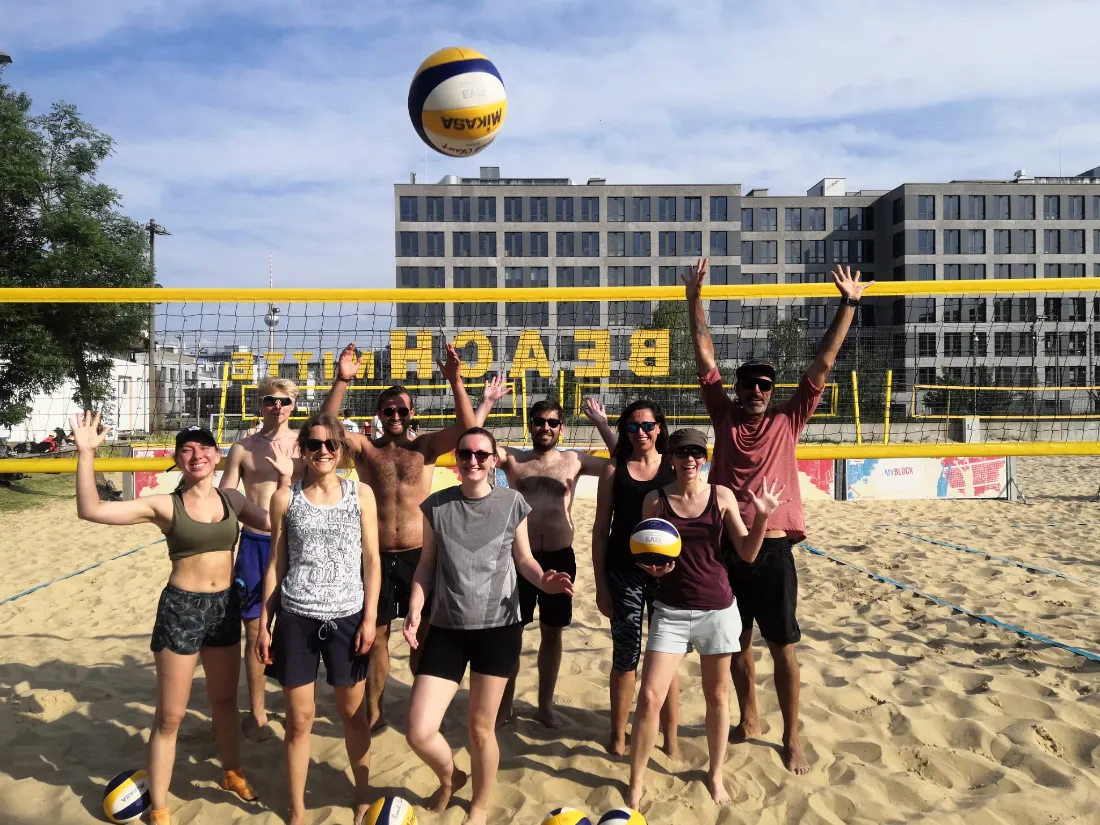 Gruppe am Beach 61 wirft die Bälle in die Luft