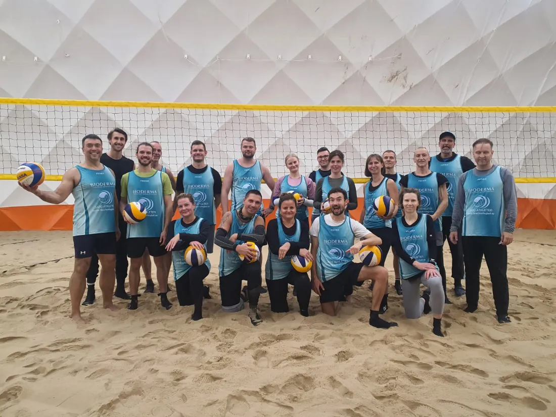 Große Trainingsgruppe im Sand
