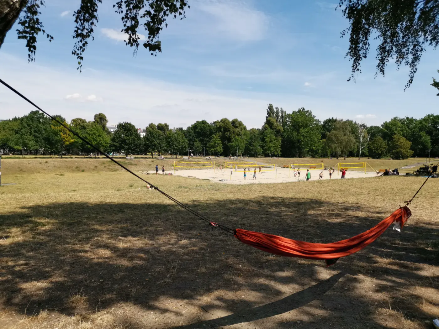 Beachvolleyballfelder in  Park Friedrichshain:  die Gelassenheit des Bezirks Friedrichshain ist auch im Park zu spüren.