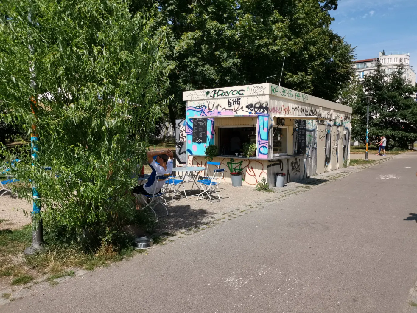 2 Minuten fußläufig von Beachvolleyballfeldern können Snaks und Getränke gekauft werden. WC ist auch dort vorzufinden.