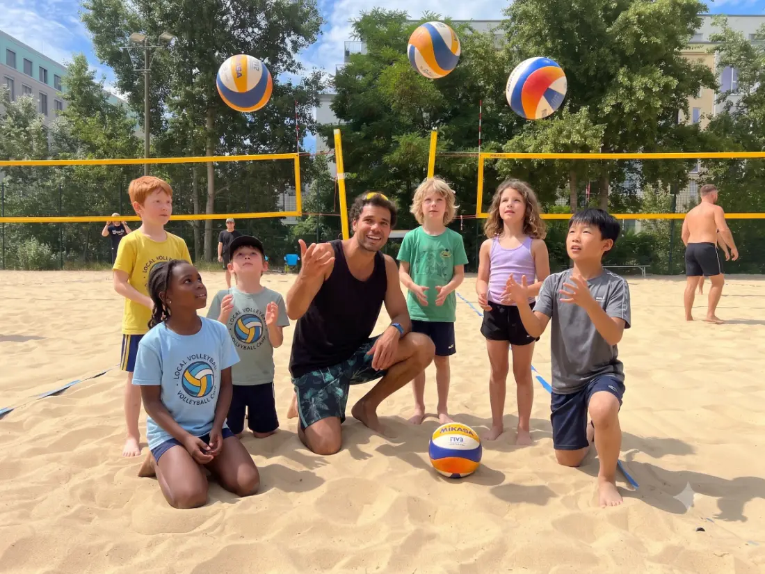 Kinder und Trainer beim Beachvolleyball-Camp in Berlin